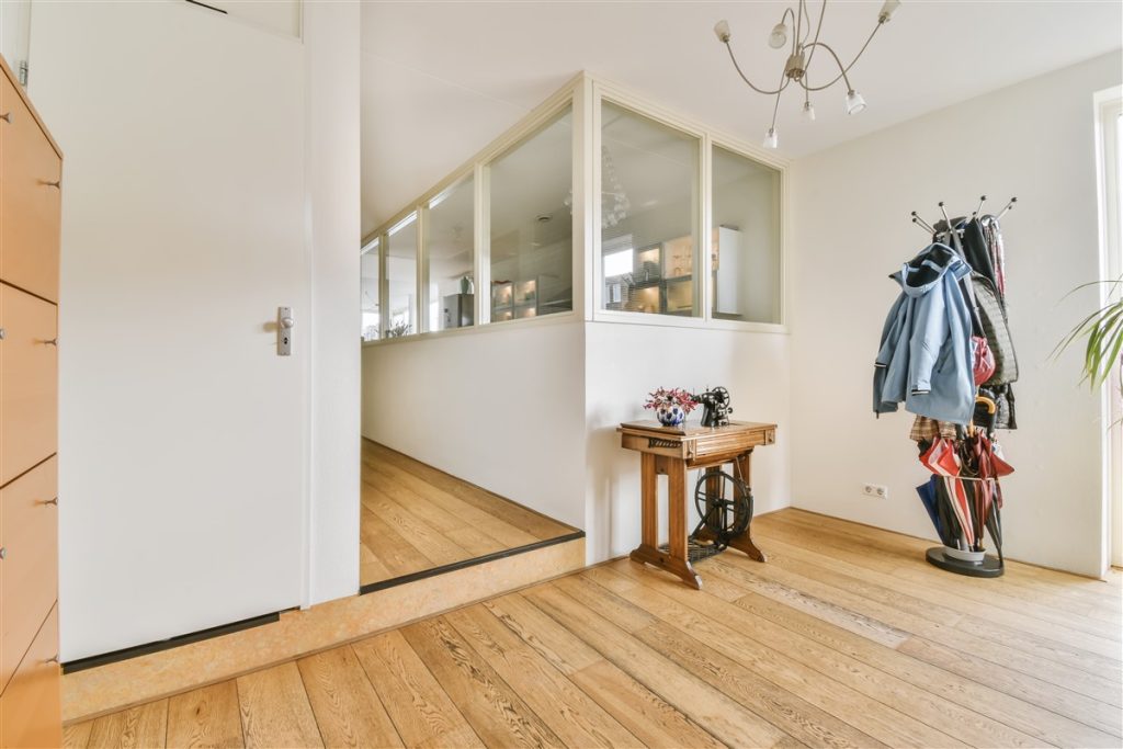 Choisir un porte-manteau en bois pour sublimer votre entrée