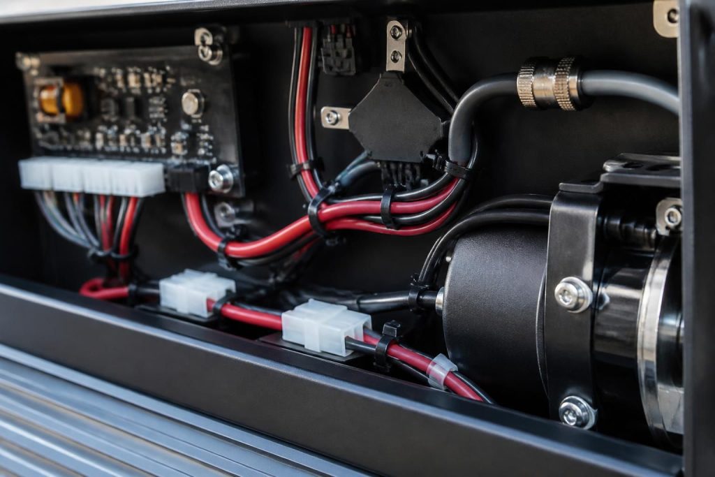 Câblage propre : alimentation écran motorisé + déclenchement 12V