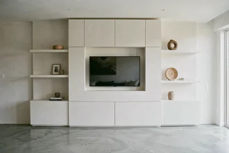 Meuble TV en placo plâtre encastré avec joints invisibles dans un salon contemporain minimaliste